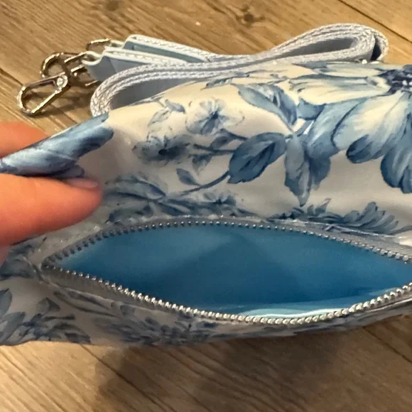 🆕 Gorgeous Lemondrop Shop Blue Floral Crossbody Belt Bag. NWT!💥💥 - Picture 3 of 4